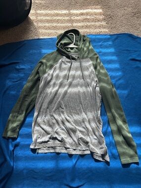 Men's Two-Tone Crewneck Sweater - Olive Green & Heather Gray